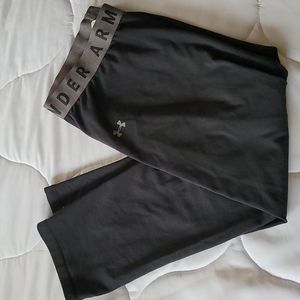 Under Armour black legging material capris